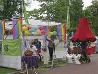 908101 Afbeelding van het versieren van een stand op het Lucasbolwerk in het kader van de viering van Roze Zaterdag in ...